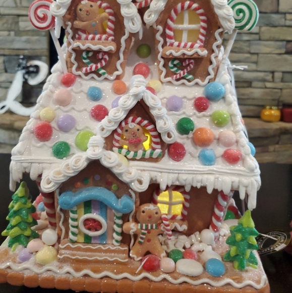 Whimsical Ice Cream Gingerbread House-NWT - Picture 8 of 13